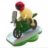 .Schaf Racy auf grünem Motorrad