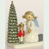 Flade Engel mit Nußknacker am Weihnachtsbaum
